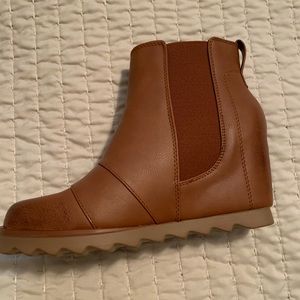 Sorel Joan of arc Chelsea bootie DUPE, 7 but fits 7.5